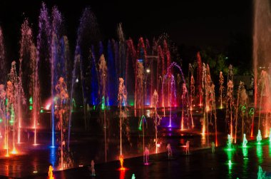 Fıskiyeler Eilat 'ta görsel müzik gösterisi söylüyor.