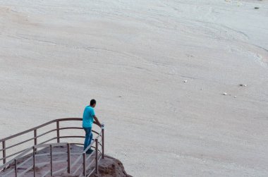 Dağdaki gözlem güvertesindeki adam.