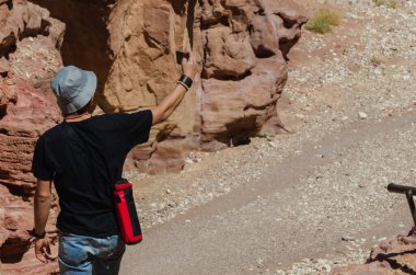 Adam dağlarda fotoğraf çekiyor.