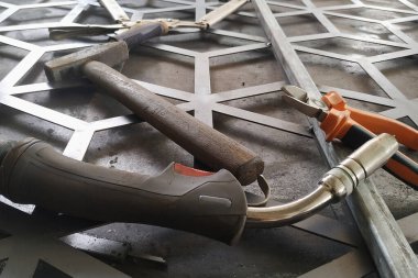 Kaynakçıların işyerinde çeşitli araçlar vardır.