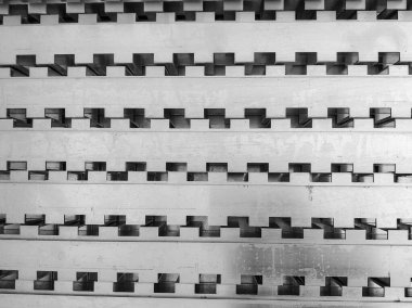 Tüm uzunluk boyunca dikdörtgen dişli alüminyum profil depoda bire bir istiflenmiş.