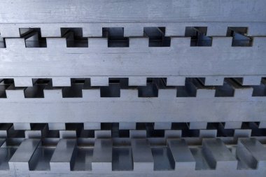 Tüm uzunluk boyunca dikdörtgen dişli alüminyum profil depoda bire bir istiflenmiş.