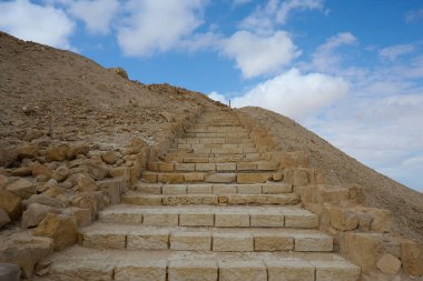 İsrail 'in Negev çölündeki dağlarda taş bir merdiven çıkıyor.