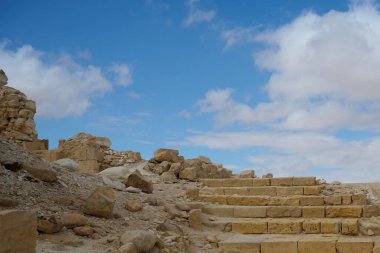 İsrail 'in Negev çölündeki dağlarda taş bir merdiven çıkıyor.