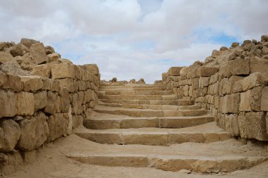 İsrail 'in Negev çölündeki dağlarda taş bir merdiven çıkıyor.