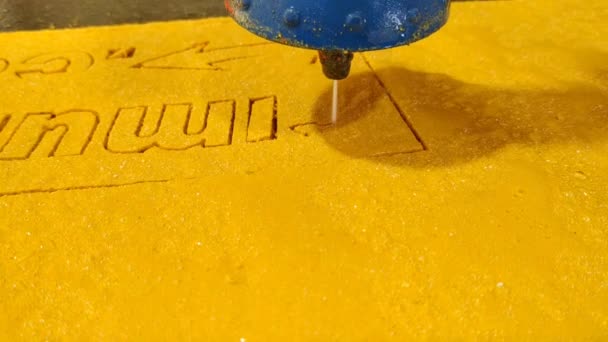 Corte por agua de material decorativo en una máquina CNC — Vídeo de stock