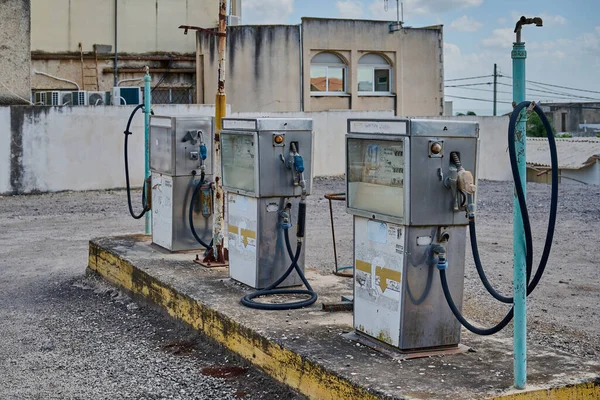 Old gas station for motor vehicles peeling paint — Stock Photo, Image