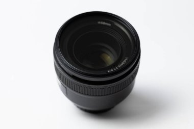 50mm odak merceği beyaz bir arkaplanda izole edilmiştir.