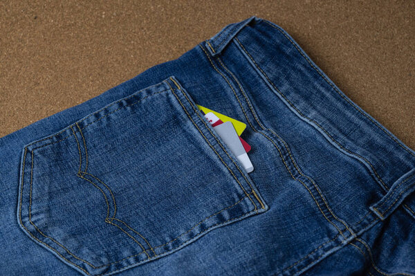 синие джинсы с кредитными картами в заднем кармане