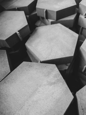 CNC makinesindeki su tarafından açık gri beton levhadan kesilen altıgenler şeklinde soyut geometrik arkaplan