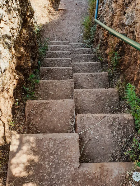 Antigua escalera de piedra con grandes escalones en las montañas — Foto de Stock