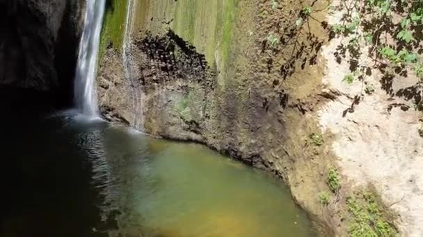 Air terjun besar di pegunungan Israel utara — Stok Video