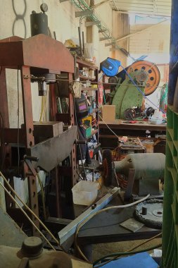 Metalle çalışmak için atölye çeşitli araçlarla donatılmıştır