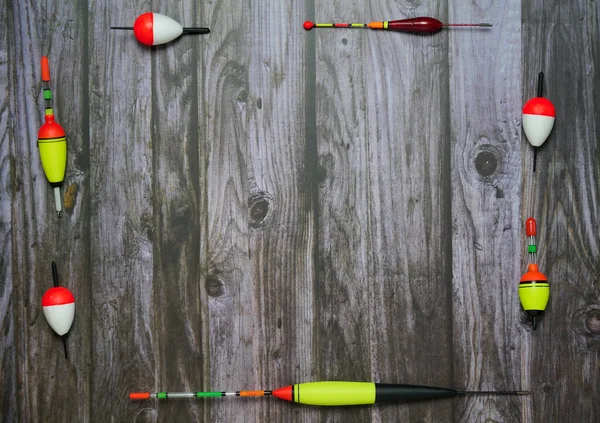 Flat lay flutuadores de pesca mentira em placas cinza escuro — Fotografia de Stock