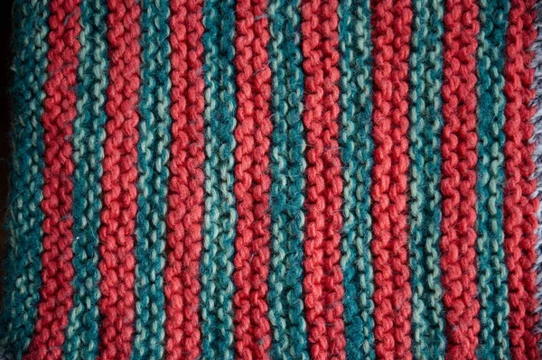 Coperta a maglia colorata in filato di lana a righe e rettangoli per l'home design. — Foto Stock