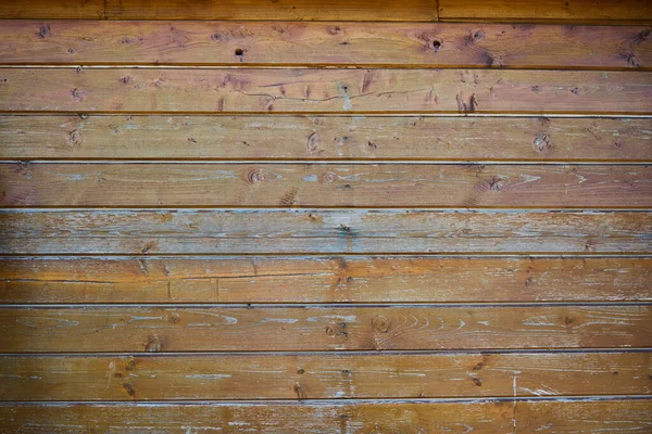 Oude muur van het huis is gemaakt van oude planken bedekt met — Stockfoto