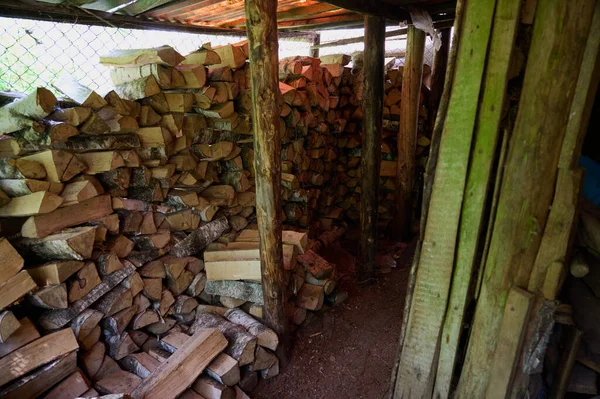 Fondo de madera rústico natural, madera seca picada para una estufa de invierno —  Fotos de Stock