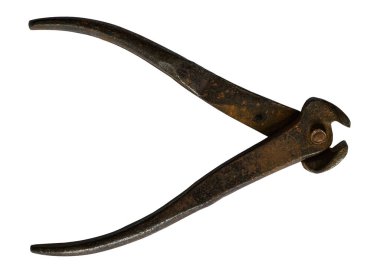 Eski paslı kerpeten beyaz arka planda yatıyor.