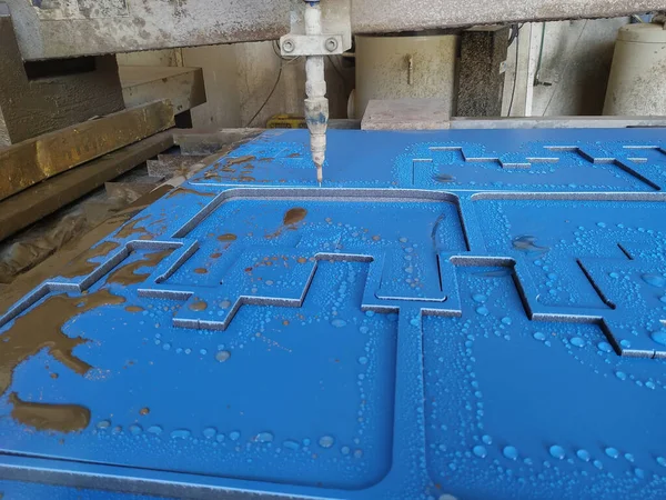 CNC máquina de corte a jato de água moderna tecnologia industrial — Fotografia de Stock