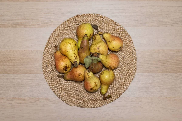 Stillleben schöner Birnen auf dem Tisch gestapelt — Stockfoto