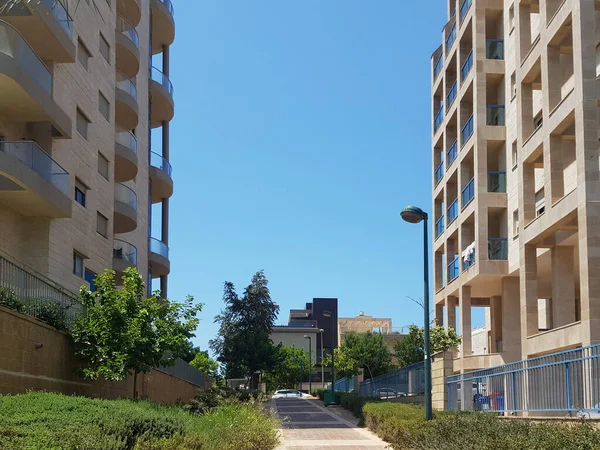 Netanya 'da yaşamak için daireleri olan çok katlı modern evler