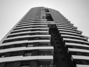 siyah beyaz fotoğraf modern çok katlı binalar Netanya 'da yaşamak için