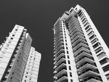 siyah beyaz fotoğraf modern çok katlı binalar Netanya 'da yaşamak için