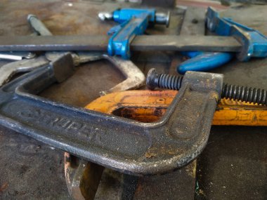 Kaynakçıların işyerindeki farklı kıskaçlar