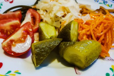 Kore yahnisinde havuçlu salatalık haşlanmış lahana ve dilimlenmiş taze domates.