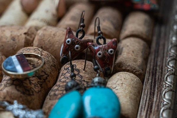 Diferentes joyas se atascan en un stand de tapones de vino — Foto de Stock