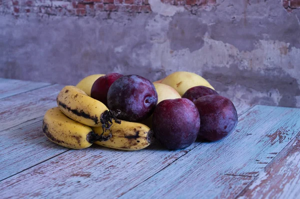 Stillleben mit Früchten auf Brettern im provenzalischen Stil an der Wand — Stockfoto