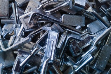 Gümüş kaplama metal terminaller. Kablolar ve kablolar için bağlantı uçları. Elektrikçi aksesuarları ve yedek parçalar. Güvenilir temas. Enerji endüstrisi ve elektrik güvenliği kavramı.