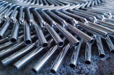 Gümüş kaplama metal terminaller. Kablolar ve kablolar için bağlantı uçları. Elektrikçi aksesuarları ve yedek parçalar. Güvenilir temas. Enerji endüstrisi ve elektrik güvenliği kavramı.