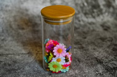 Çeşitli şenlik etkinlikleri için dekoratif öğeler cam kavanozlarda.