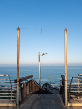 Netanya, İsrail 'de sahile inen tahta bir merdiven. Yüksek kalite fotoğraf