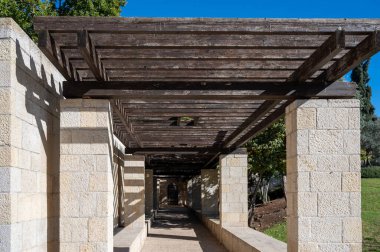 JERUSALEM, ISRAEL - 26 Kasım 2025: Kudüs 'teki Teddy Kollek Parkı' nda hafif müzik çeşmesi. Yüksek kalite fotoğraf