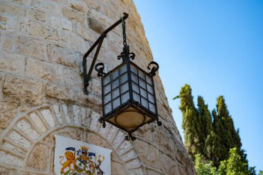  Kudüs, İsrail - 26 Kasım 2025: Montefiore Windmill 1857 'de batı şehir duvarlarının karşısına inşa edildi. Yüksek kalite fotoğraf