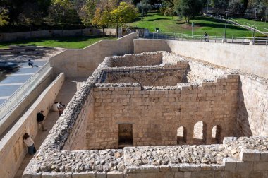 JERUSALEM, ISRAEL - 26 Kasım 2025: Kudüs 'teki Teddy Kollek Parkı' nda hafif müzik çeşmesi. Yüksek kalite fotoğraf