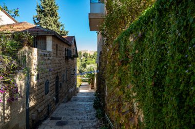  Kudüs, İsrail - 26 Kasım 2025: Moshe Montefiore 'un adını taşıyan tarihi Yamin Moshe veya Mishkenot Shaanim ilçesi. Yüksek kaliteli fotoğraf.