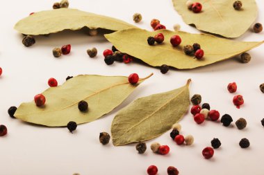 Defne yaprağı ve biber karışımı