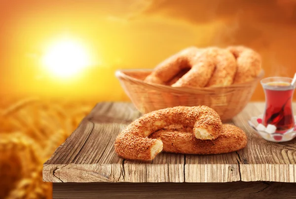 Vit bagel, turkiskt te med naturliga bakgrund — Stockfoto