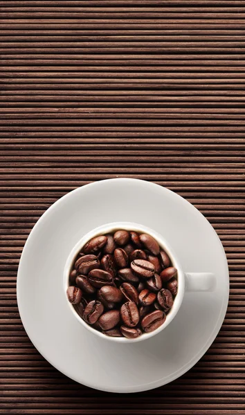 대나무 바닥에 커피 콩 — 스톡 사진