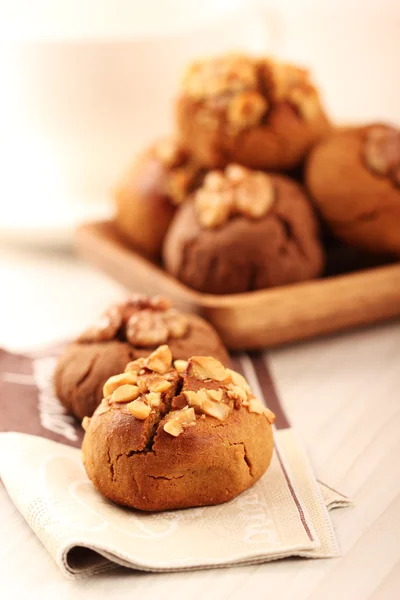 Biscotti di noci e nocciole con caffè . — Foto Stock