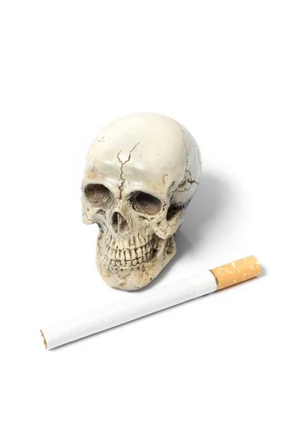 Cigarrillo con cráneo de muerte — Foto de Stock