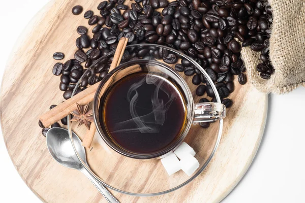 Czarna kawa z ziaren kawy — Zdjęcie stockowe