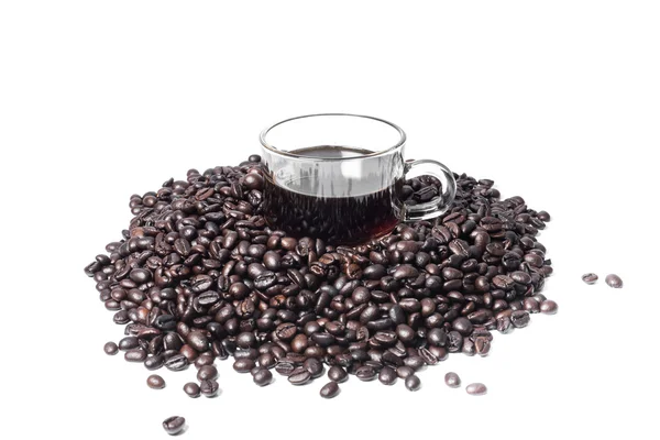 Café negro con granos de café —  Fotos de Stock