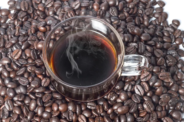 Czarna kawa z ziaren kawy — Zdjęcie stockowe