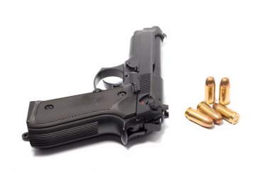 silah ve kurşun beyaz sırtüstü