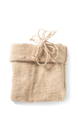 Beyaz arka planda kenevir ipli boş çuval bezi