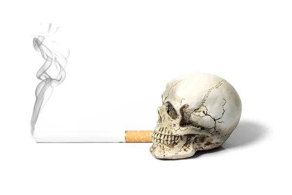Cigarrillo Con Cráneo Muerte Sobre Fondo Blanco — Foto de Stock